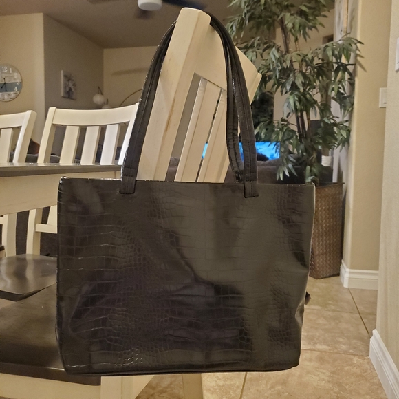 TRUFFLE COLLECTION | "Moc Croc" Tote in Black - Picture 2 of 8